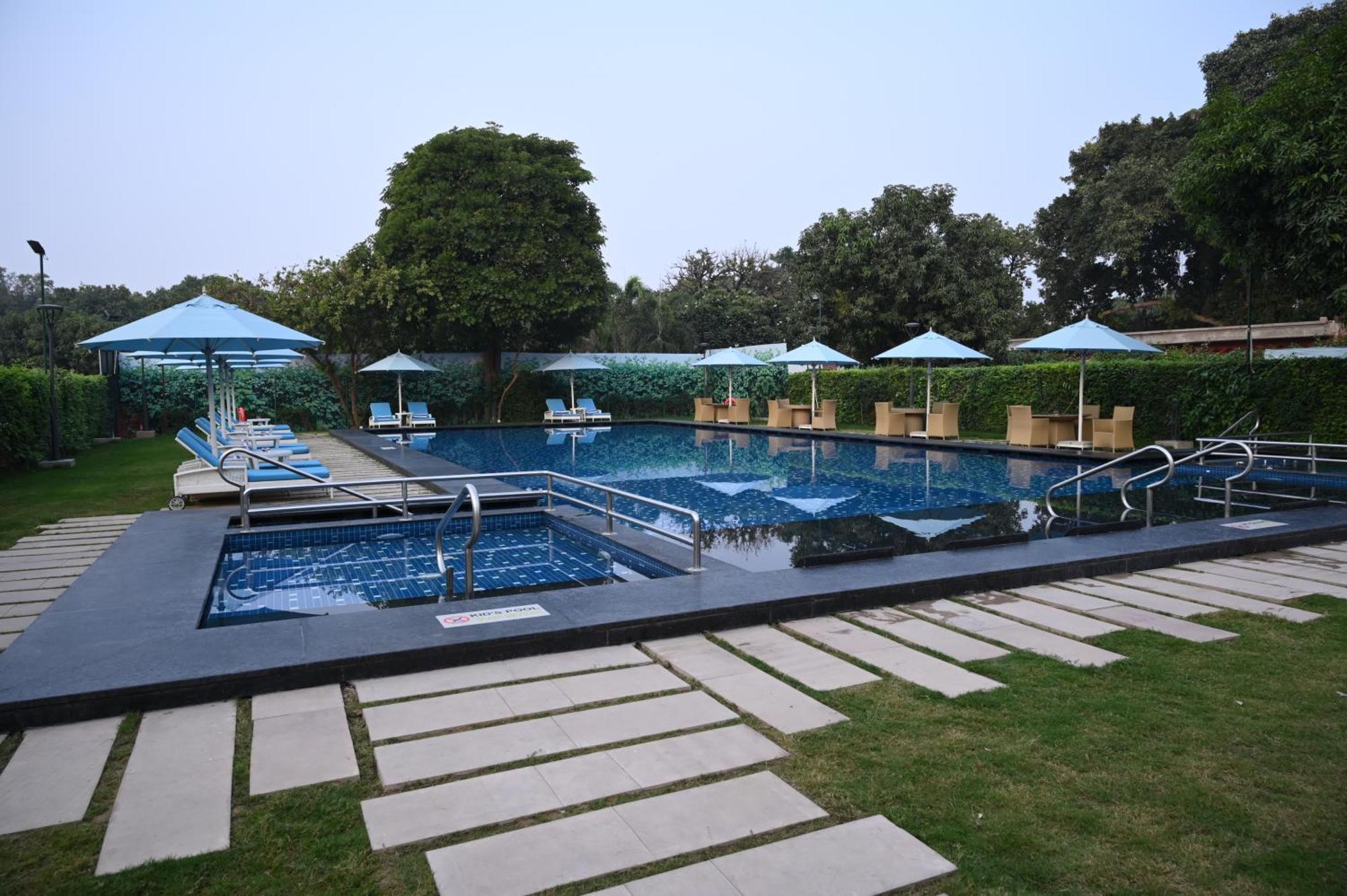 Taj Ganges Βαρανάσι Εξωτερικό φωτογραφία The pool at the Taj Bengal