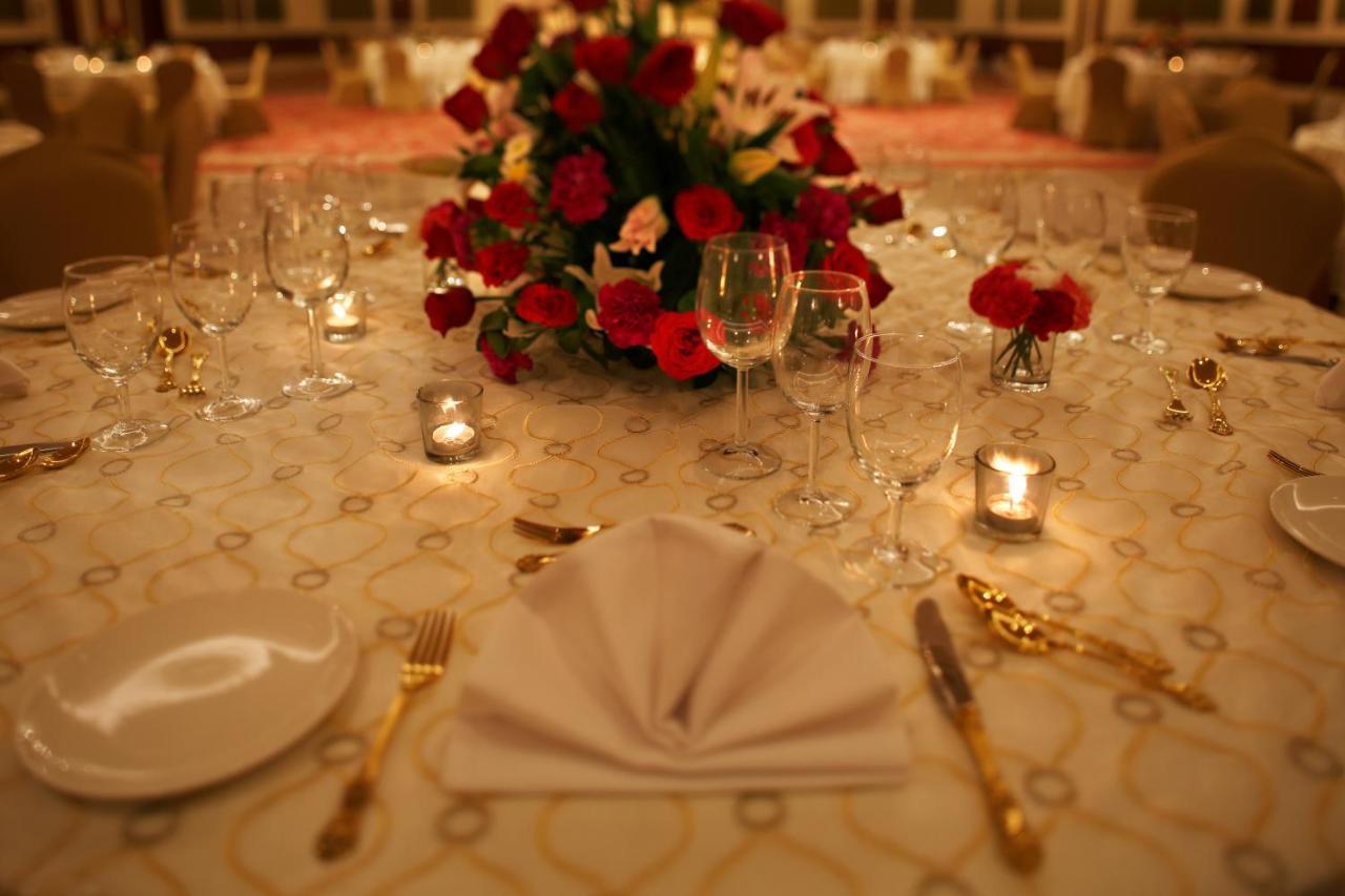 Taj Ganges Βαρανάσι Εξωτερικό φωτογραφία A table set for a formal dinner